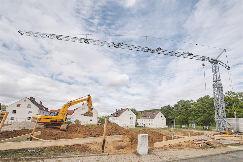 Kletterbarer und teleskopierbarer Turmdrehkran für urbane Baustellen.